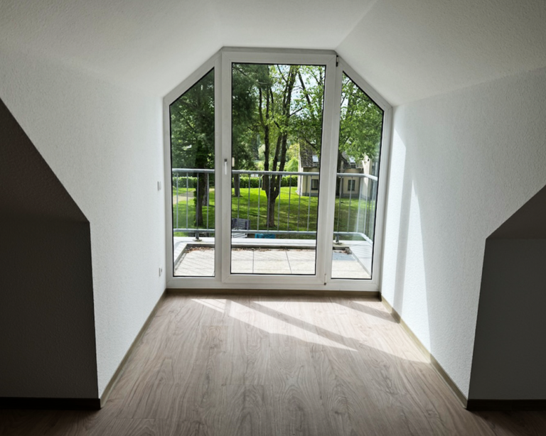 Gemütliche Dachgeschosswohnung mit Dachschrägen und Blick über die Parkanlage