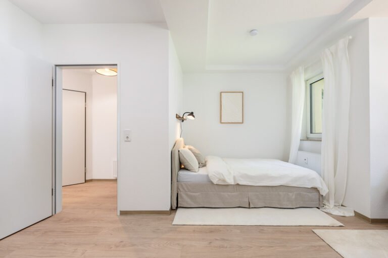 Helles, freundlich eingerichtetes Schlafzimmer in der Rheinpark Residenz Unkel